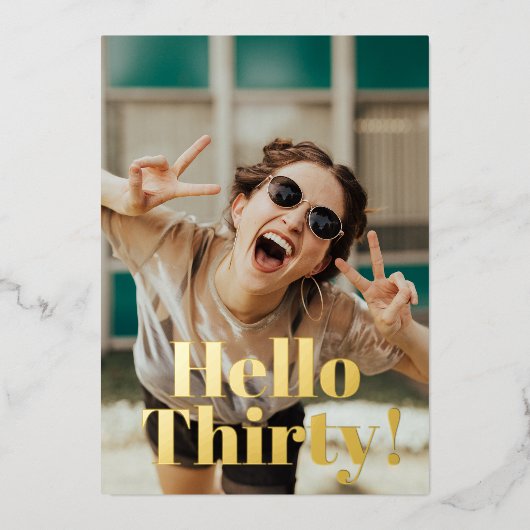 はっきりしたタイポグラフィ30歳モダンの誕生日パーティー金ゴールド 箔招待状 (正面)
