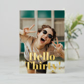 はっきりしたタイポグラフィ30歳モダンの誕生日パーティー金ゴールド 箔招待状 (立ち正面)