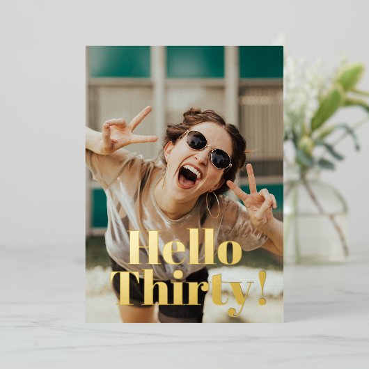 はっきりしたタイポグラフィ30歳モダンの誕生日パーティー金ゴールド 箔招待状 (立ち正面)