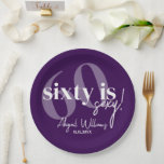 はっきりしたタイポグラフィ60th Birthday Party付き ペーパープレート<br><div class="desc">書道はっきりした60のタイポグラフィは、紫と白のニフティ誕生日パーティーのナプキン。すべての文字は完全にカスタマイズ可能で、他の60はセクシーな製品にマッチ。</div>