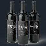 はっきりしたタイポグラフィ60th Birthday Party付き ワインラベル<br><div class="desc">書道はっきりした60のタイポグラフィはセクシーな誕生日パーティー飲み物のラベルを白黒で飲む。すべての文字は完全にカスタマイズ可能で、他の60は高い製品にマッチ。</div>