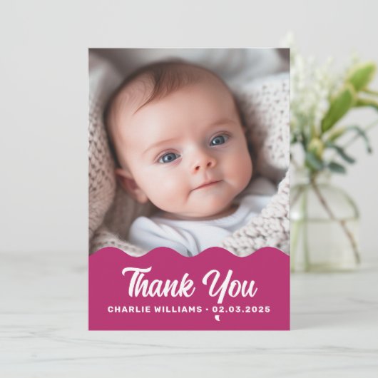 はっきりしたブルゴーニュ波フォトピンク新生児 サンキューカード (スタンド正面)