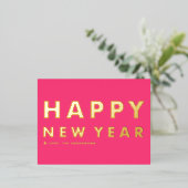 はっきりしたモダンタイポグラフィホットピンクハッピーニューイヤー 箔シーズンポストカード (立ち正面)