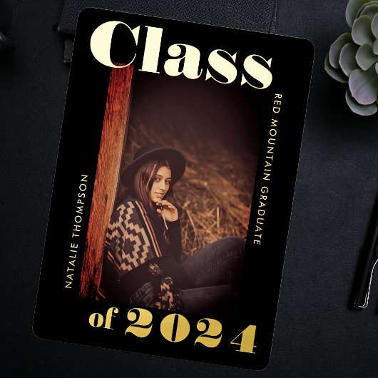 はっきりしたモダンタイポグラフィ2024卒業パーティブラック 箔招待状