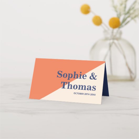 はっきりしたモダン結婚タイポグラフィのアプリコットクリームネイビー プレイスカード (裏面)