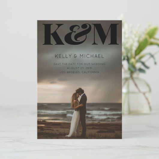 はっきりしたモノグラム黒イニシャルモダン写真結婚 セーブザデート (スタンド正面)