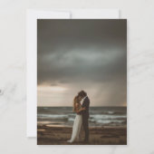 はっきりしたモノグラム黒イニシャルモダン写真結婚 セーブザデート (裏面)