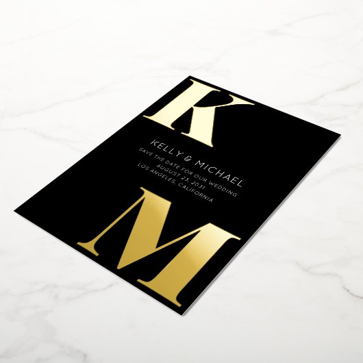 はっきりしたモノグラム黒イニシャルモダン写真結婚 箔招待状 (回転した状態)