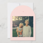 はっきりしたレトロピンクフォトメリーアーチホリデーカード 招待状 (裏面)