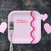 はっきりしたレトロ波の審美的ピンクと赤結婚の ペーパープレート