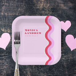 はっきりしたレトロ波の審美的ピンクと赤結婚の ペーパープレート