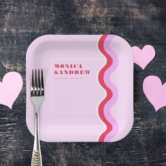 はっきりしたレトロ波の審美的ピンクと赤結婚の ペーパープレート