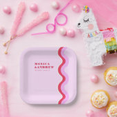 はっきりしたレトロ波の審美的ピンクと赤結婚の ペーパープレート (パーティー)