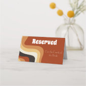 はっきりしたレトロGroovy 70s波形ボホ結婚の予約 プレイスカード (裏面)