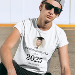 はっきりした文字写誇りを持った真2023年卒業 Tシャツ<br><div class="desc">はっきりした文字写誇りを持った真2023年卒業。特に新卒者の弟のために。あなたの兄弟姉妹の写真は円形の中にあり、年の大きい、大学院の名はっきりした前を持つ。必要に応じて文字を簡単にカスタマイズし、写真を正方形の向きに置き換える必要な文字の色をもし編集オプションで変更できる。</div>