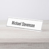 はっきりした文字白黒プパーソナライズされたランモダン デスクネームプレート (正面)