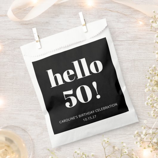 はっきりした白黒モダンシック50thバースデーパーティー フェイバーバッグ (クリップ留めされた状態)