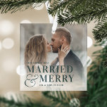 はっきりした結婚したメリー結婚の写真 ガラスオーナメント<br><div class="desc">タイポグラフィに基づお気に入りのいたこの結婚に基づくクリスマスデザインで写真を表示はっきりしたし結婚した、森林の緑のレタリングに覆われた「と」アンパサンドで結合された写真。日付と名前結婚でパーソナライズ。</div>