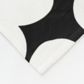 はっきりした花 – 黒に白 フリースブランケット (角)