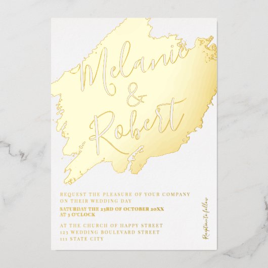 はっきりした金ゴールドのブラシストローク白シック結婚シックイニシャル 箔招待状 (正面)