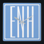 はっきりした3モダンイニシャルモノグラム |ソフトブルー スクエア壁時計<br><div class="desc">白い文字と空の青の白いフレーム(または独自の色を選択)。</div>