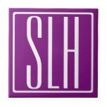 はっきりした3モダンイニシャルモノグラム |白と紫 タイル<br><div class="desc">白い文字と紫の上の白いフレーム(変更可能な背景色)。</div>