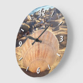 はっきりしたSeashell on California Sandyビーチ写真 ラージ壁時計 (傾斜)