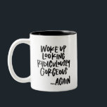 ばかばかしく豪華な2音調のコーヒーマグ ツートーンマグカップ<br><div class="desc">朝の少し自信は誰も傷つけない!このマグは手札に「ばかばかばかしくゴージャスに目覚めた…」というフレーズを片側に、もう一方に「私の人生にようこそ」というフレーズを書いている。</div>