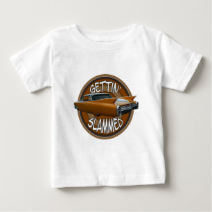 ばたんと閉められた1960年のキャデラックに金プライドを得ます ベビーTシャツ