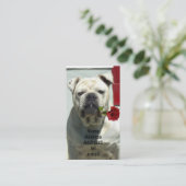 ばら色の名刺を持つ白いブルドッグ 名刺 (スタンド正面)