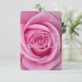 ばら色の招待状のパーソナライズなピンクのバラRSVPカード 出欠カード (スタンド正面)