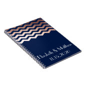 ばら色の金ゴールドのシェブロンのパーソナライズなウェディングプランナー ノートブック (右側)