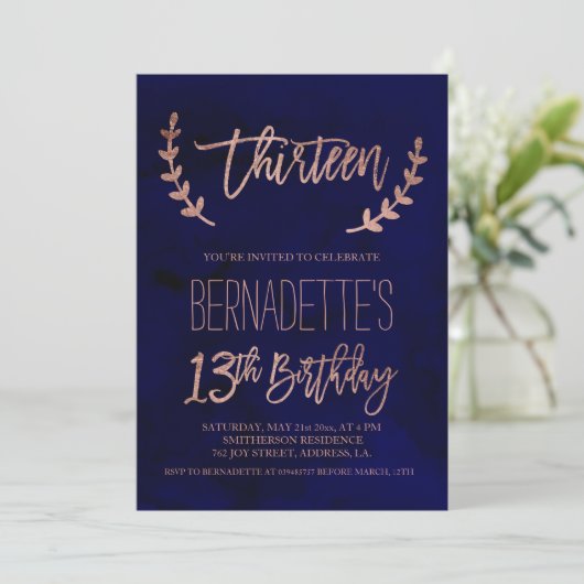 ばら色の金ゴールドのタイポグラフィは海軍第13誕生日に羽をつけます 招待状 (スタンド正面)