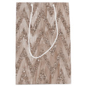 ばら色の金ゴールドのフェイクなグリッターのペンキシェブロンは縞で飾ります ミディアムペーパーバッグ (正面)