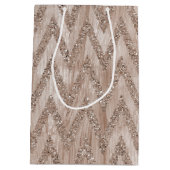 ばら色の金ゴールドのフェイクなグリッターのペンキシェブロンは縞で飾ります ミディアムペーパーバッグ (裏面)