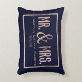 ばら色の金ゴールドの氏および夫人濃紺のモノグラムの結婚式 アクセントクッション (正面(垂直))