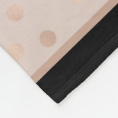 ばら色の金ゴールドホイルは黒板のモノグラムのな花柄に点を打ちます フリースブランケット (角)