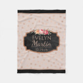 ばら色の金ゴールドホイルは黒板のモノグラムのな花柄に点を打ちます フリースブランケット (正面)