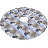 ひげのあるコリーで雪のクリスマスを過ごす ブラッシュドポリエステルツリースカート (アングル)