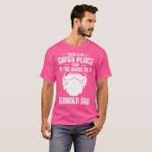 ひげのある人の腕ほど安全な場所はない Tシャツ (正面フル)