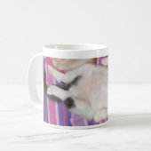 ひげのベンジャーミンボタンのマグ コーヒーマグカップ (正面左)