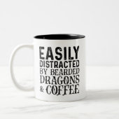 ひげを生やしたドラゴンやコーヒーに気を取られる ツートーンマグカップ (左)