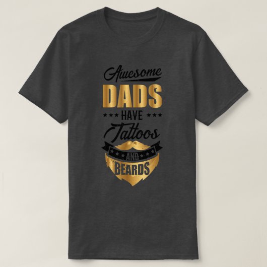 ひげキャリアことわざ入れ墨の父ひげ Tシャツ (デザイン正面)