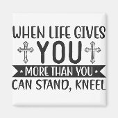 ひざまずいて立ち尽くせ与えずの人生を過ごせば マグネット (正面)