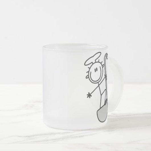 ひしゃくを持つ棒の姿のシェフ フロストグラスマグカップ (正面右)