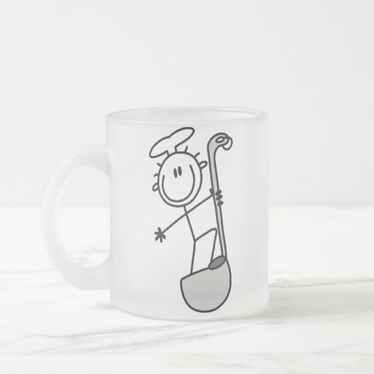 ひしゃくを持つ棒の姿のシェフ フロストグラスマグカップ (左)