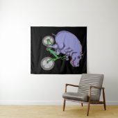 ひっおもしろいぽ乗り自転車カバ子どもひっぽ タペストリー (インサイチュ(横))