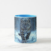 ひっそりと冬の猫白熱［赤熱］光を放つの目の凍ってい世界 マグカップ (中央)