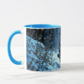 ひっそりと冬の猫白熱［赤熱］光を放つの目の凍ってい世界 マグカップ (左)