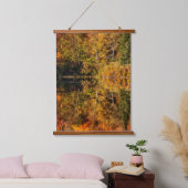 ひつぎ池への秋の反射 吊り下げ型タペストリー (寝室)